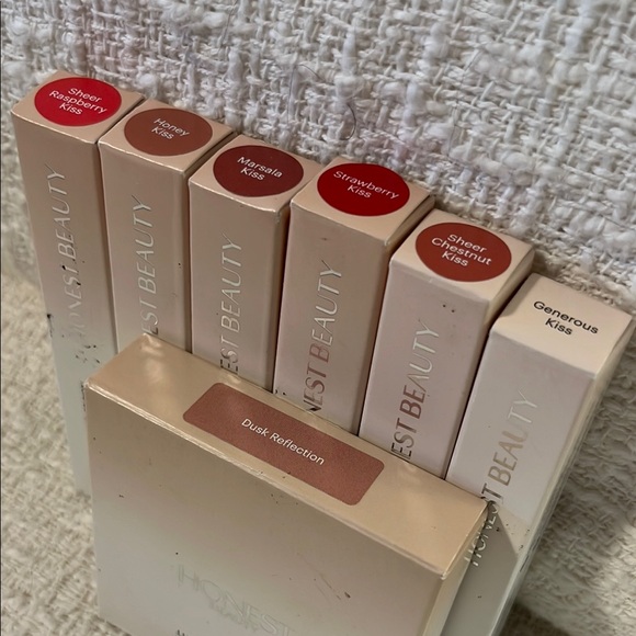 Honest Makeup Set: 5 Lip Crayons, 1 Lip Gloss, 1 Luminizing Powder NEW IN BOX - Picture 3 of 5